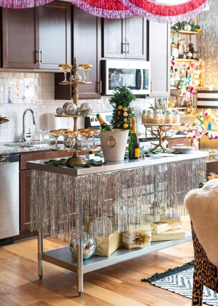 25 New Year's Eve Party Decor Ideas - Lady Celebrations